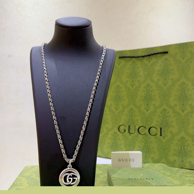 G*u*i necklaces